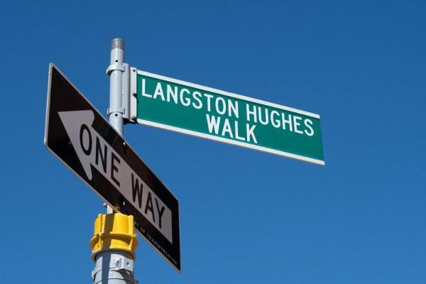 Calle Langston Hughes. Artículo para promocionar el paseo por Corona, Queens