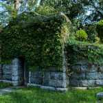 Imagen de un panteon del cementerio de Sleepy Hollow, Nueva York. Artículo sobre un paseo por el pueblo de Sleepy Hollow, conocido por el cuento "La leyenda de Sleepy Hollow" de Washington Irving