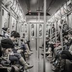 Foto de un vagón del metro de nueva york en el que se ven personas con móvil. Fuente Wikicommon